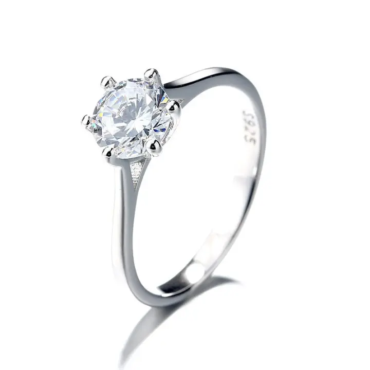 Un anillo clásico cerrado de seis garras con un solitario de lujo ligero y único. - 1