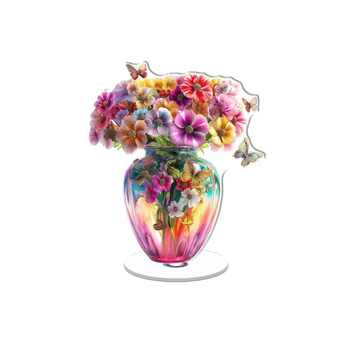 Un adorno acrílico giratorio que muestra un vibrante jarrón de vidrio con patrones intrincados llenos de flores de colores y encantadores detalles de mariposas y corazones. - 1
