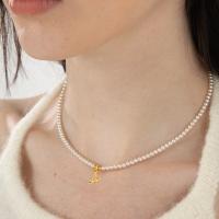 Collar de perlas de imitación para mujer, joyas colgantes con iniciales doradas - details 0