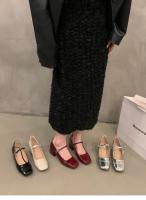 Zapatos rojos de tacón grueso para mujer con falda y zapatos de noche. - details 0
