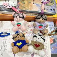 Gafas de sol famosas en Internet, llavero de peluche de oso, colgante de mochila escolar, joyería pequeña - details 1