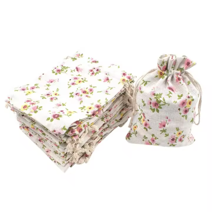 50 bolsas florales de arpillera con cordón, bolsa de regalo de lino, bolsas de joyería, sacos para fiesta de boda de Navidad, 5,3 x 3,9 pulgadas - 1