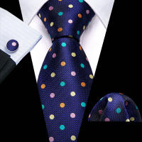 Set De Corbata Y Pochette Para Hombre En Azul Con Puntos De Alta Calidad En Seda Y Poliéster Estilo Fashion Para Negocios Y Fiestas Diseñador Barry.Wang - details 4