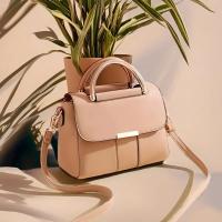 Bolso Bandolera Elegante para Mujer en Negro y Dorado con Correa Desmontable, Cierre Magnético, Diseño de Doble Capa y Herrajes de Aleación - Bolso de Mano Elegante para el Trabajo o Salidas Informales, Bolso Bandolera, Accesorio Moderno, Construcción Dur - details 4