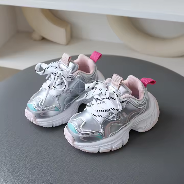Nuevas zapatillas de cuero para niños y niñas, zapatos medianos antideslizantes, informales de suela suave - 1