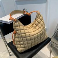 Bolso de Hombro Acolchado de Moda Otoño-Invierno 2023 Gran Capacidad, Cierre con Cremallera, Alternativa de Down, Disponible en Rosa Brillante, Khaki, Blanco, Morado, Negro, Bolso Novedoso - details 1