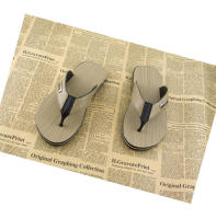 2025Nuevas Chanclas de Verano para Hombres Sandalias de Textura de Madera Antideslizantes Zapatos de Playa de Punta Plana - details 4
