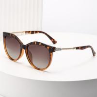 El conductor masculino conduce gafas de sol polarizadas metálicas para deslumbrar las gafas de sol - details 11