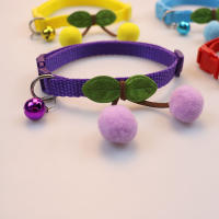 Collar de Mascotas de Peluche Accesorio de Cuello con Campana de Cereza para Perros y Gatos - details 4