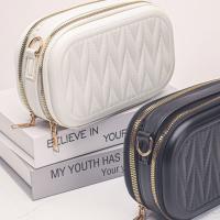 Bolsa de maquillaje de viaje moderna de piel sintética con diseño acolchado, bandolera cuadrada con cierre de cremallera y correa. - details 12