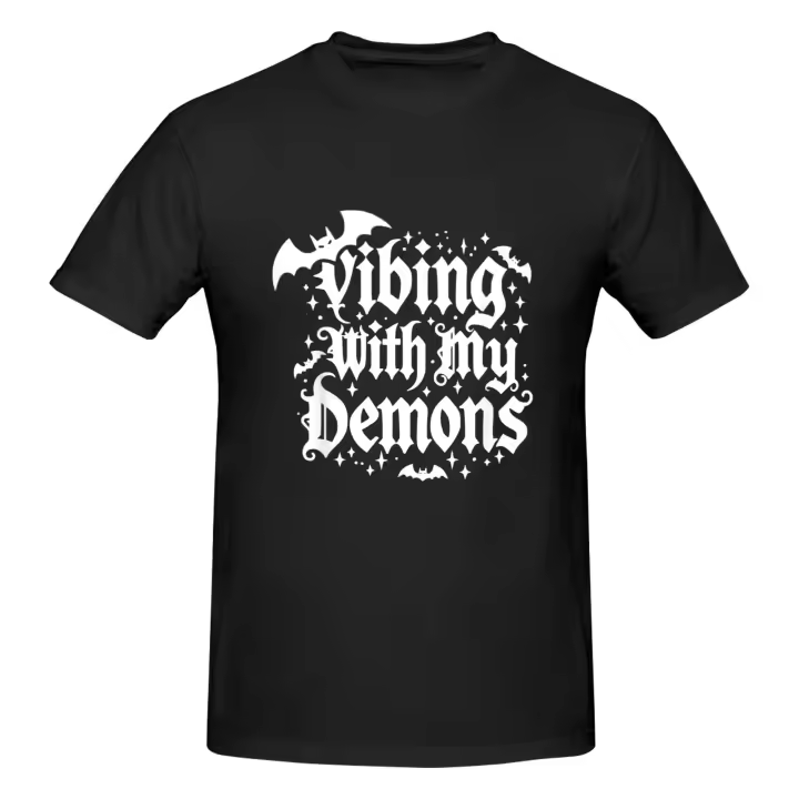 Camiseta Negra Gótica "Vibrando con Mis Demonios" |   Algodón 100% |   Transpirable y cómoda |   180 gramos |   Lavable a máquina - 1