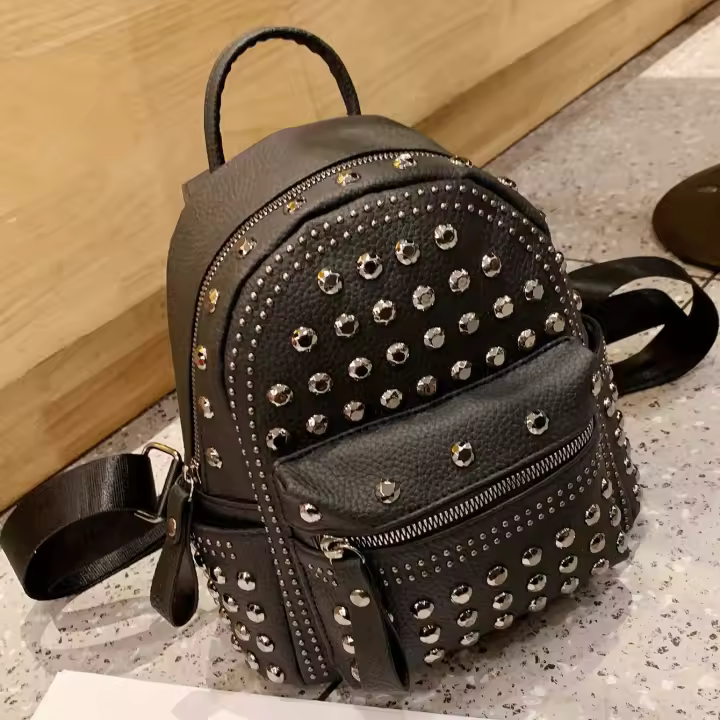 Mochila de motocicleta Punk Vintage para mujer, bolso negro con remaches, Mochila pequeña de viaje informal, 1 unidad - 1