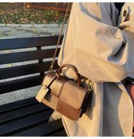 Nuevo bolso de mensajero versátil de hombro, bolso cuadrado pequeño portátil con costuras. - details 40