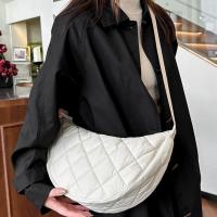 Bolso cruzado portátil a cuadros de Color sólido, correa ajustable acolchada, bolso de media luna, bolso de hombro de nailon acolchado que combina con todo, diario - details 3