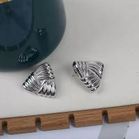 Pendientes plisados ​​de plumas retro con temperamento de nicho, pendientes triangulares envueltos con rayas doradas para mujer - details 3