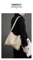 Bolso de hombro de cuero tejido a mano de gran capacidad a la moda bandolera bandolera bandolera para mujer - details 9