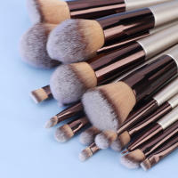 Juego de 18 Pinceles de Maquillaje Bolsa Portátil de Oro Champán con Pinceles de Sombras de Ojos y Cabello Suave - details 9