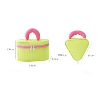 Bolsa de almacenamiento para maquillaje de nailon para mujer, bolsa de cosméticos de viaje, con contraste de triángulo grande, creativo, a la moda - details 0