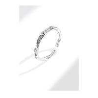 Anillo de Textura Gruesa Diseño Asimétrico Minimalista en Plata Joyería Moral con Toque Avant Garde - details 4