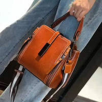 Elegante Bolso de Hombro de Cuero Partido Color Sólido, Cierre de Cremallera, Linería de Poliéster, Detalle de Pintura de Borde Disponible en Negro, Café, Marrón Ligero - details 2