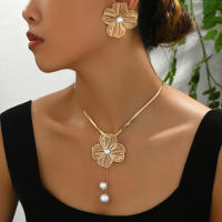 Conjunto de pendientes de collar para mujer Cadena de clavícula larga de nicho con diseño de perlas con incrustaciones de flores versátiles - details 1
