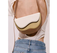 Bolso pequeño, bolso nuevo, bolso de hombro, bolso de mensajero tipo saddle, de color contrastante y con diseño de onda curva. - details 5