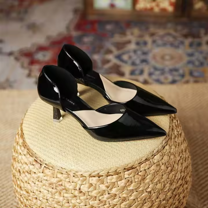 Nuevos zapatos de tacón de aguja hueco francés, tacones altos puntiagudos de charol nude para mujer - 1