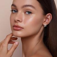 Pendientes de aro pequeños para mujer Pendientes de aro con circonitas chapados en oro Conjunto de aretes de aro Huggie - details 3