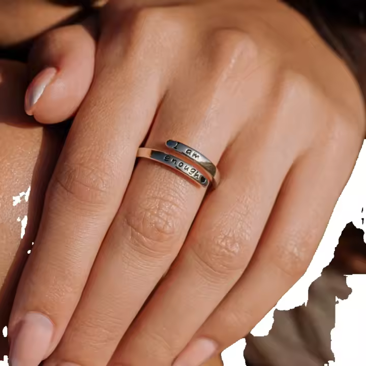 Anillo de puño con letra simple grabada, anillo ajustable para mujeres y hombres, accesorios de moda para uso diario, joyería exquisita y de moda para regalo de cumpleaños - 1