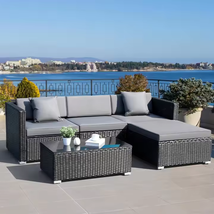 Juego de sofá esquinero de mimbre para jardín, muebles de exterior, sofá de Patio con cojines de mesa de centro de cristal, almohadas, color negro y gris, 5 piezas - 1