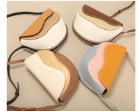 Bolso pequeño, bolso nuevo, bolso de hombro, bolso de mensajero tipo saddle, de color contrastante y con diseño de onda curva. - details 1