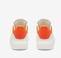 Los zapatos blancos de McQueen están de moda y son versátiles. - details 1