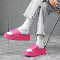 Nuevas zapatillas de plataforma de tacón inclinado romano con palabra Drag para mujer de alta calidad a la moda 2025, sandalias deslizantes con altura para niñas - details 12
