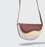 Bolso pequeño, bolso nuevo, bolso de hombro, bolso de mensajero tipo saddle, de color contrastante y con diseño de onda curva. - details 11
