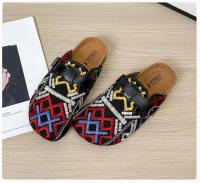 Xinziyu zapatillas tipo zuecos de cabeza redonda de ante negro antideslizantes de 3 cm de alto con bordado de corcho de madera para mujer - details 7