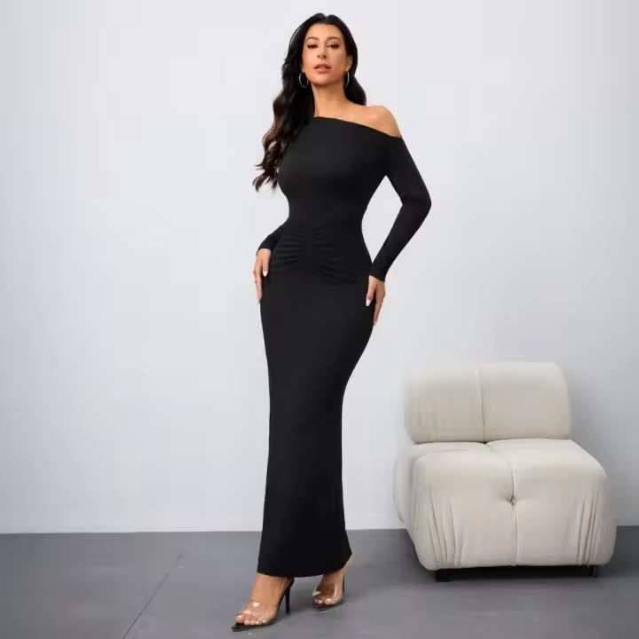 El vestido de manga larga con cuello inclinado y hombros abiertos de la mujer se cierra y muestra un vestido largo y delgado. - 1