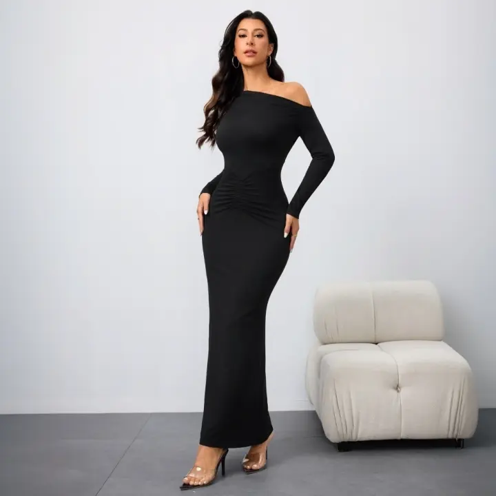 El vestido de manga larga con cuello inclinado y hombros abiertos de la mujer se cierra y muestra un vestido largo y delgado. - 1