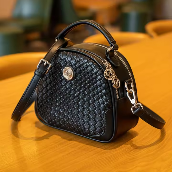 Bolso bandolera tejido negro elegante para mujer: bolso redondo informal con correa ajustable, cierre de cremallera y forro de poliéster, bolso de viaje seguro |   Bolso moderno y elegante |   Bolso bandolera pequeño con correa de cadena metálica - 1