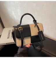 Nuevo bolso de mensajero versátil de hombro, bolso cuadrado pequeño portátil con costuras. - details 14