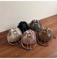 Bolso minimalista de cubo para mujer Cierre con cordón, bolso de mano elegante para uso diario y formal Accesorio de moda en tonos beige, negro, gris, khaki, rosa Finalización texturada - details 6