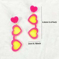 Kuguys - Hermosas gafas de sol para mujer, aretes colgantes en forma de corazón, joyería acrílica de playa Trcal de verano, blanco, rosa y rojo - details 0