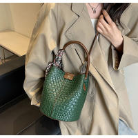 Bolso de mano de mujer nuevo de primavera y otoño de nicho de moda 2025, bolso de hombro versátil de moda, bolso de cubo tejido. - details 19