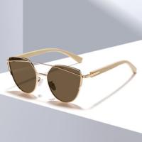 El conductor masculino conduce gafas de sol polarizadas metálicas para deslumbrar las gafas de sol - details 13