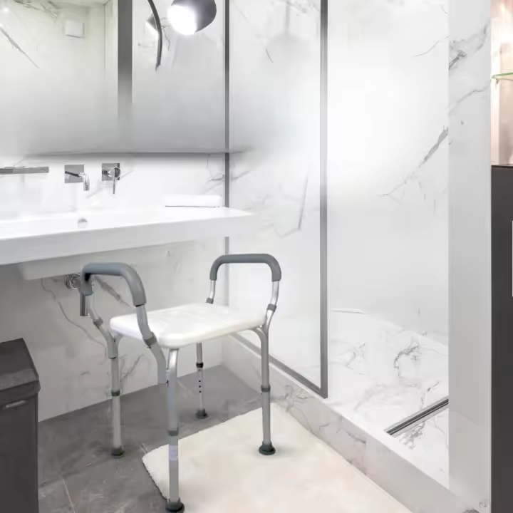 Silla Ducha, Altura Regulable, Acueducto, Taburete Baño, Conteras Antideslizantes, con Reposabrazos, MAX. 100 kg, Aluminio, Blanco - 1