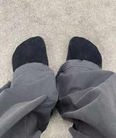 Zapatillas con punta bifurcada de cuero de ante negro con logotipo, sandalias, zapatos de mula de cabeza plana para mujer a la moda - details 3