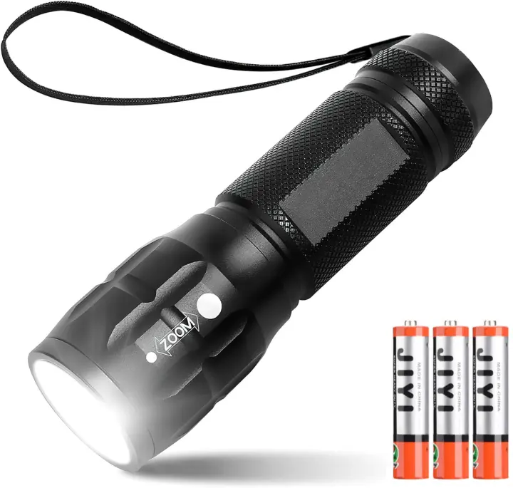 Linterna LED Alta Potencia L8000, Portátil Linterna Tactica con 3 Modos de Iluminación, Impermeable IP44 Zoomble Linterna de Mano para Ciclismo, Camping, Senderismo etc. 3 Pilas AAA Incluidas - 1