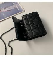 Bolso Cruzado de Cuero Negro con Estilo Bolso de Hombro Versátil para Mujeres con Correa de Cadena, Tejido en Diamantes, Cierre de Hebilla Metálica - details 7