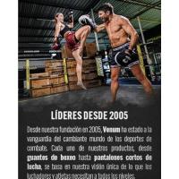 ¡Dos personas entrenando Muay Thai en un ring, usando Venum!