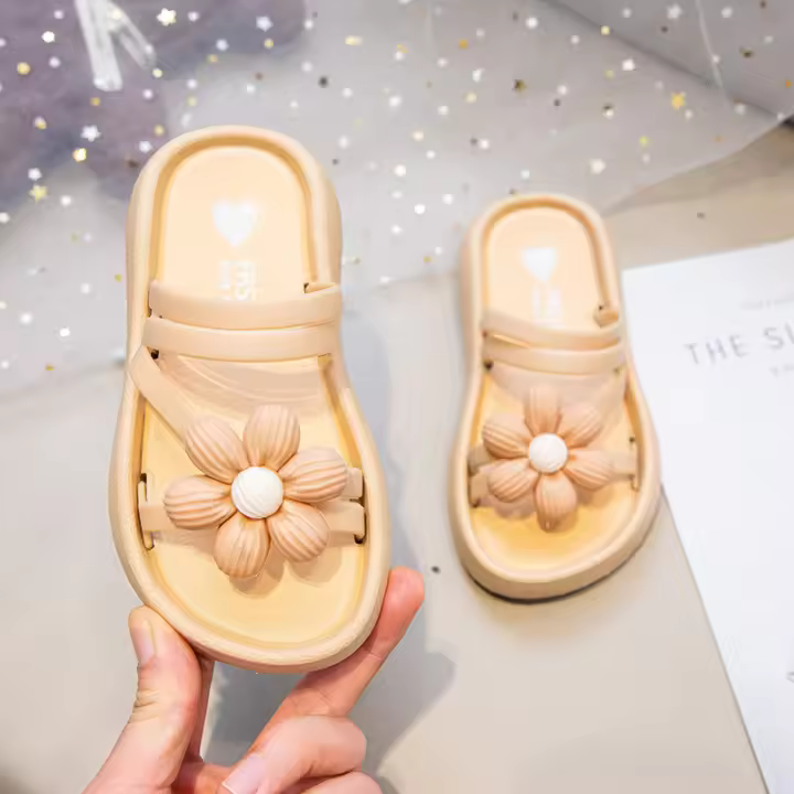 Zapatillas de Verano para Niñas 2025 Suela Antideslizante Suave Diseño de Princesa Pequeña Flor Fresca Doble Propósito - 1