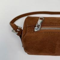 Bolso de hombro de gamuza, bolso de mano tipo almohada, gran capacidad, color caramelo, holgado, estilo hobo, bolso de mano coreano, color sólido, bolso de mano de viaje - details 3